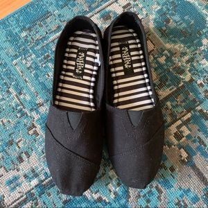 2/$20!!🌟 Black Mad Paw flats NWOT
